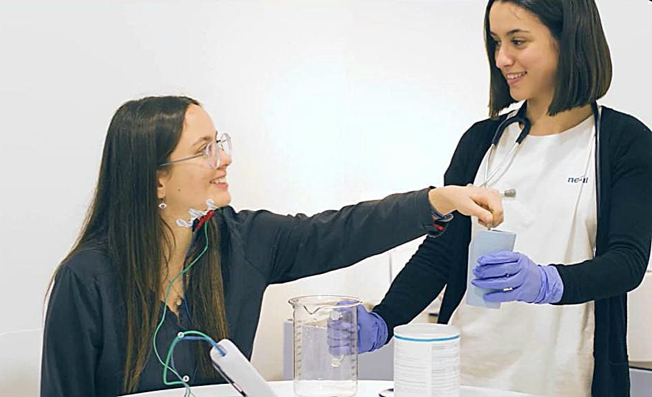 Persona recibiendo terapia para la disfagia